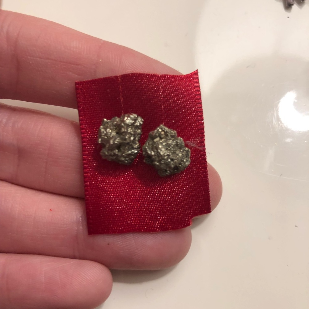Raw rock earrings - silver/fools gold color
